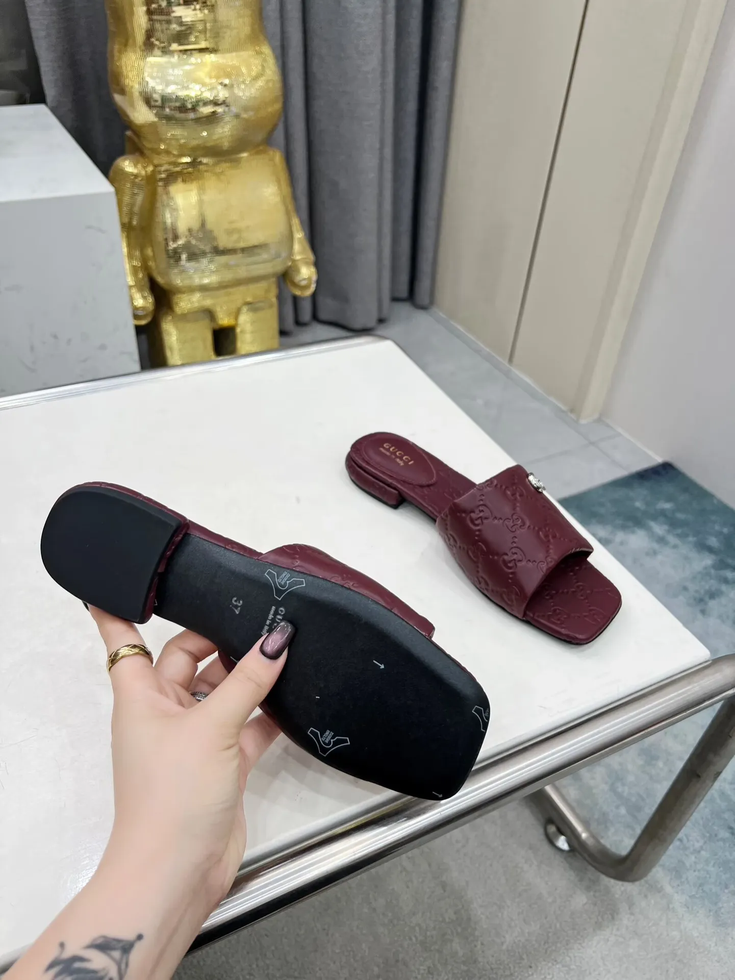 👟👟Ex-factory price 440👟👟 Women's Shoes Women's Clothing Gucci Double G slippers, a fashionable, high-end and full of personality✅ Very stable, comfortable and durable for daily use, convenient and unique for daily matching, a must-have classic for summer, the upper is made of GUCCI 3D embossed, genuine leather outsole Fabric: cowhide Lining/foot pads: sheepskin Color: black, white, brown, burgundy Code number: 35-42 (41 and 42 need to be customized) Packaging: Comes with cloth bag and card.